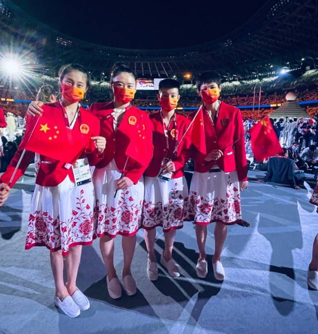 原创东京奥运会中国队入场礼服非清华设计,仍有网友不满意:像围裙!