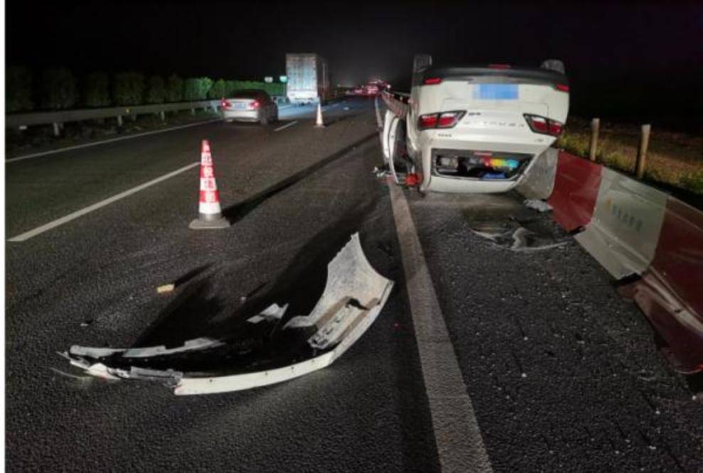 原创三女子高速路上出事故:一人躺路上,两人一旁有说有笑