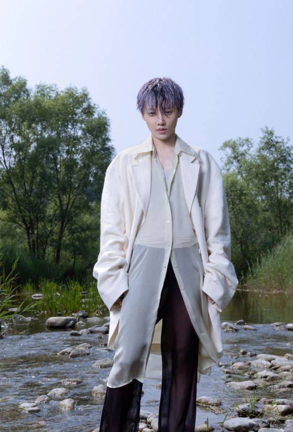 刘雨昕终于不走男友风,蓝白套装清新自然,背小熊玩偶卖萌