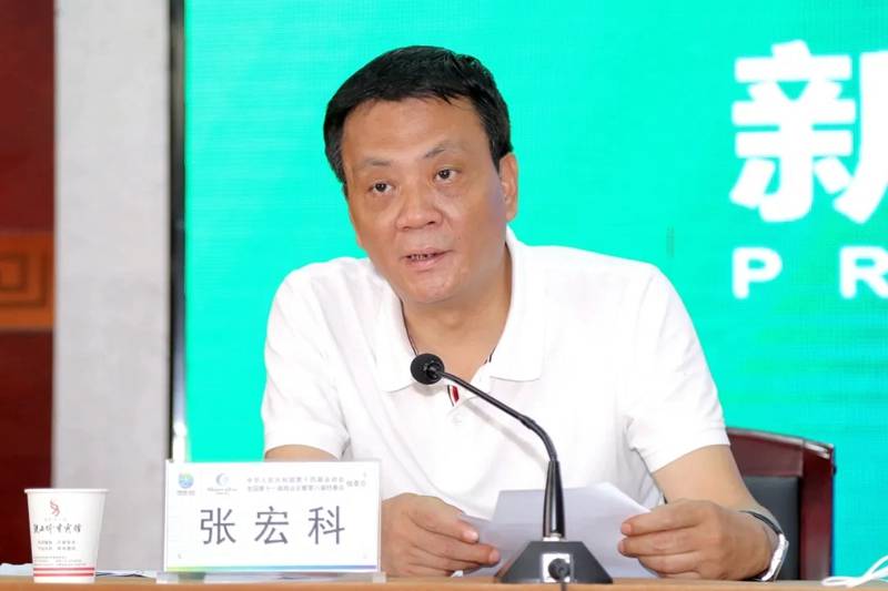 组委会新闻宣传部驻会副部长张宏科主持发布会,安全保卫部驻会副部长