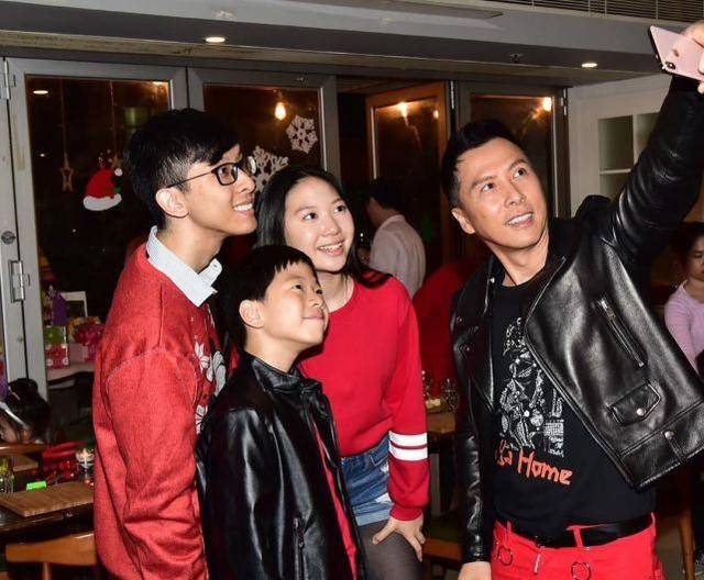 甄文焯从小和妈妈生活在一起,此前曾有报道称甄子丹对大