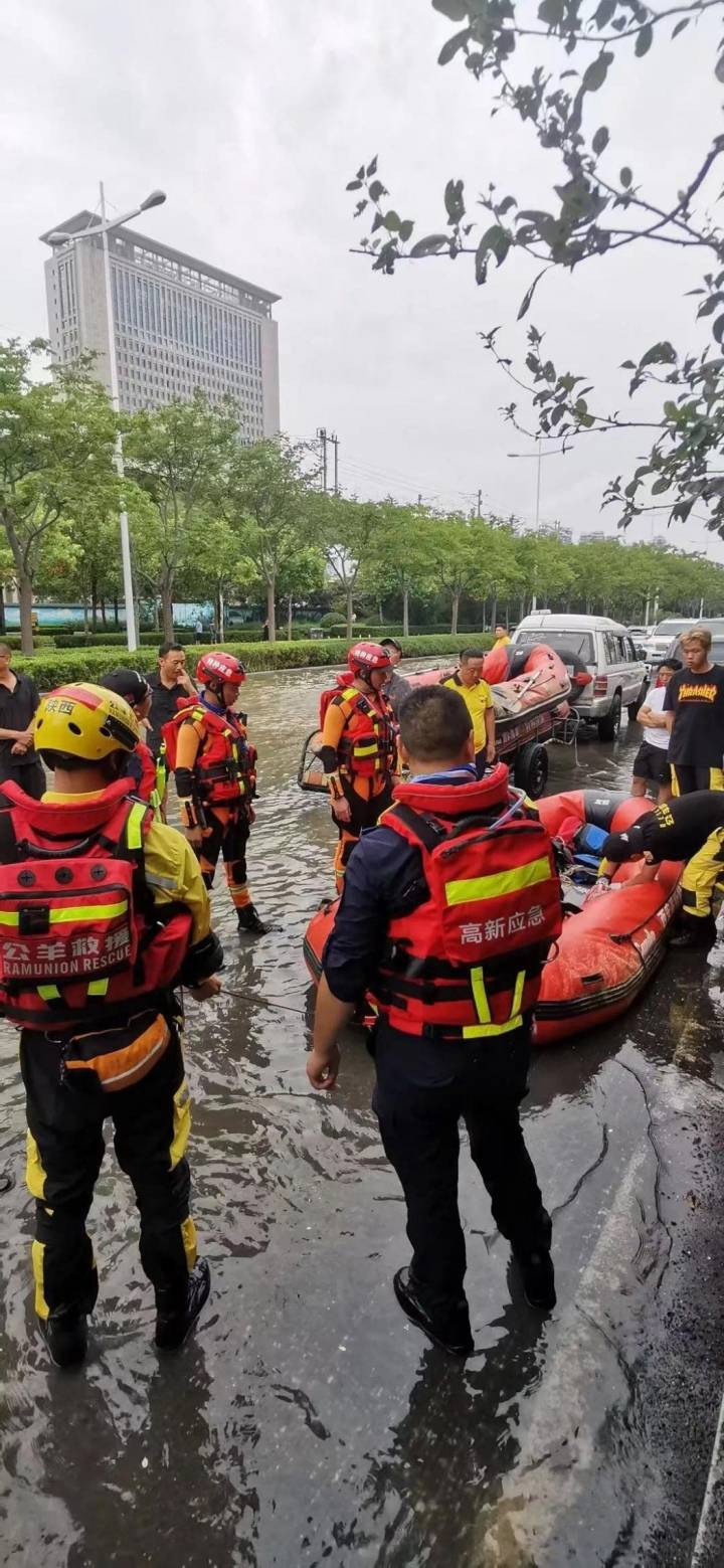 西安高新区特种应急救援中心深夜集结驰援河南_郑州市