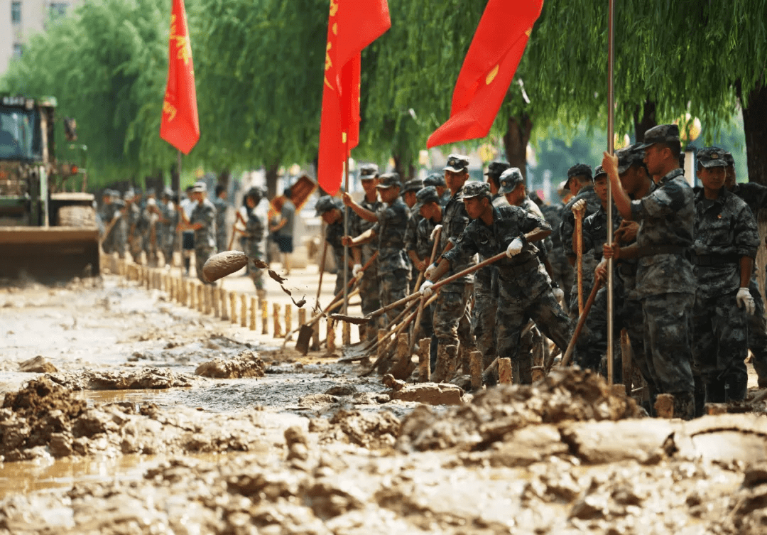 25日,杨根思连队上百名官兵驰援郑州抢险救灾.| 视觉中国