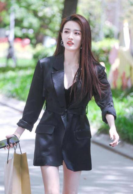 徐璐随便街拍都这么美穿长款西装秀出大长腿让多少女生羡慕