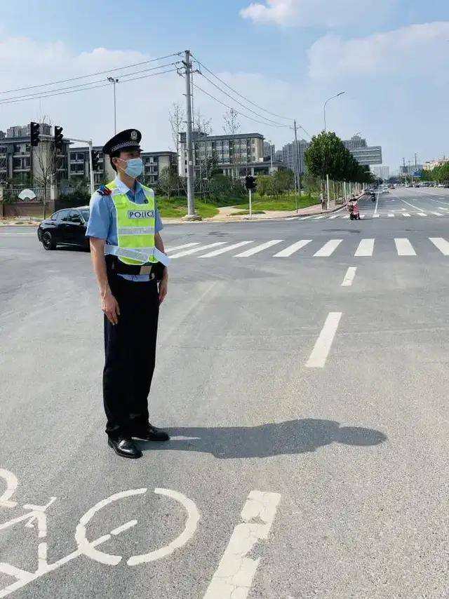 万众一心 众志成城为响应河南省防汛抢险号召,我院河南籍学生荆思远在