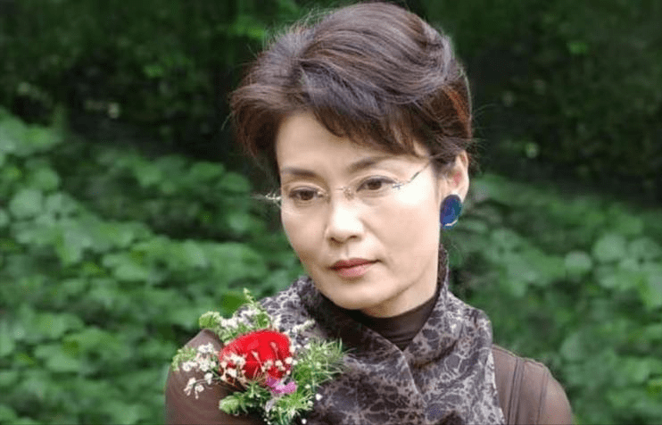 虽然潘虹现在接拍的角色都是婆婆,妈妈类,但是她也绝对是影视剧中最美