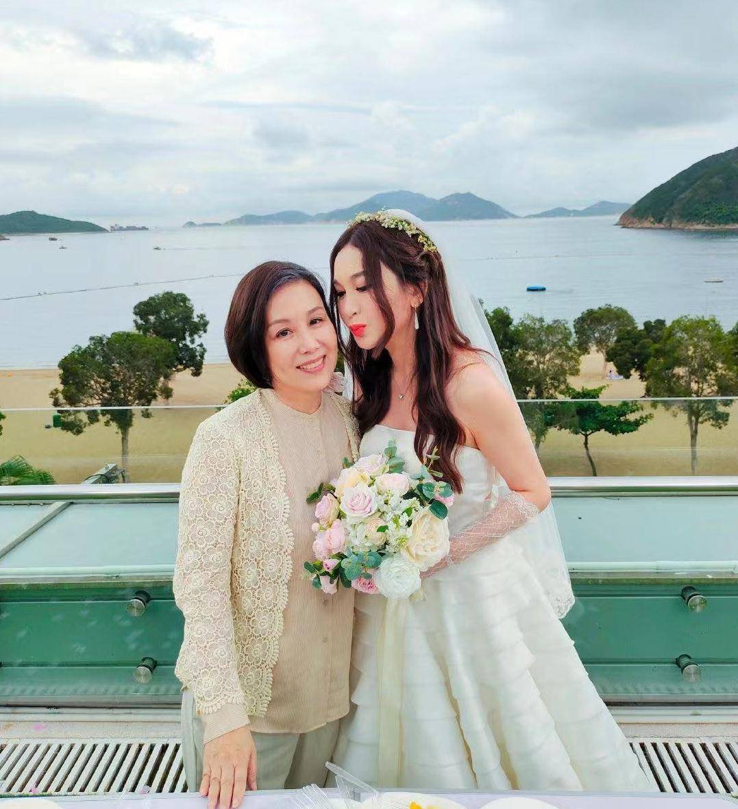 55岁温碧霞庆生排场大!穿白色婚纱美艳似18岁少女,现场大咖云集