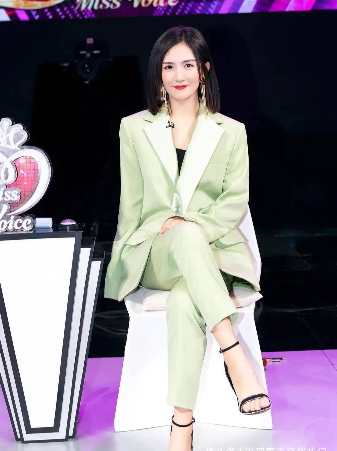 谢娜怀孕后更会穿,宽松格子外套扎丸子头,小腿细得像竹竿