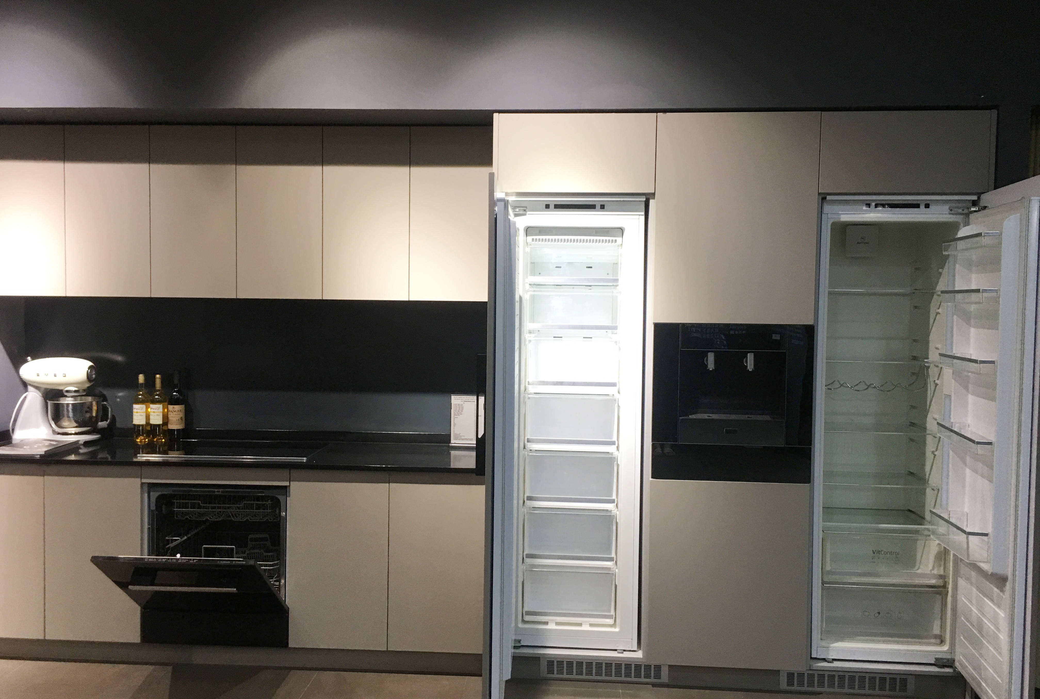 真正的嵌入式冰箱是嵌在橱柜内空间的,从外表看并不会看到冰箱的踪迹.
