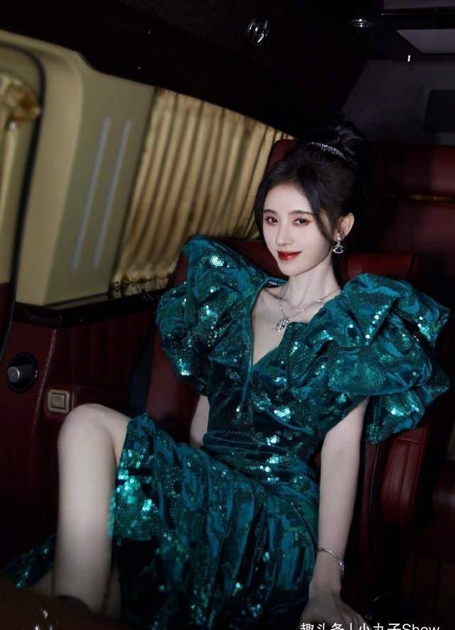 159女星鞠婧祎穿深v礼服裙,马蜂腰细得不真实,网友直呼不吃晚饭