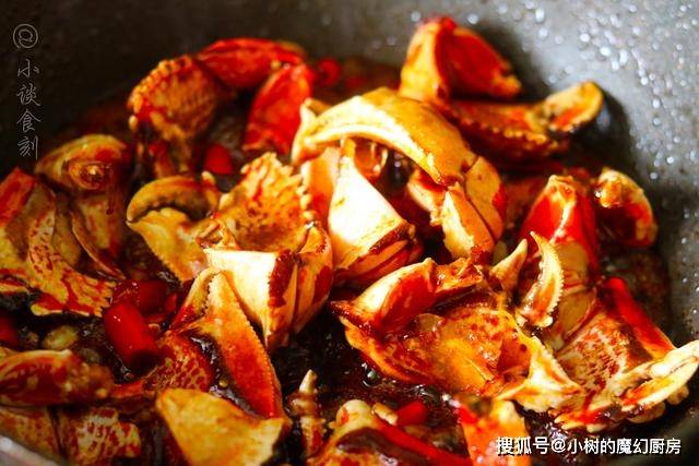 6,关火出锅,把烧好的螃蟹脚盛入盘子中,一道营养美味的家常菜,酒香蟹