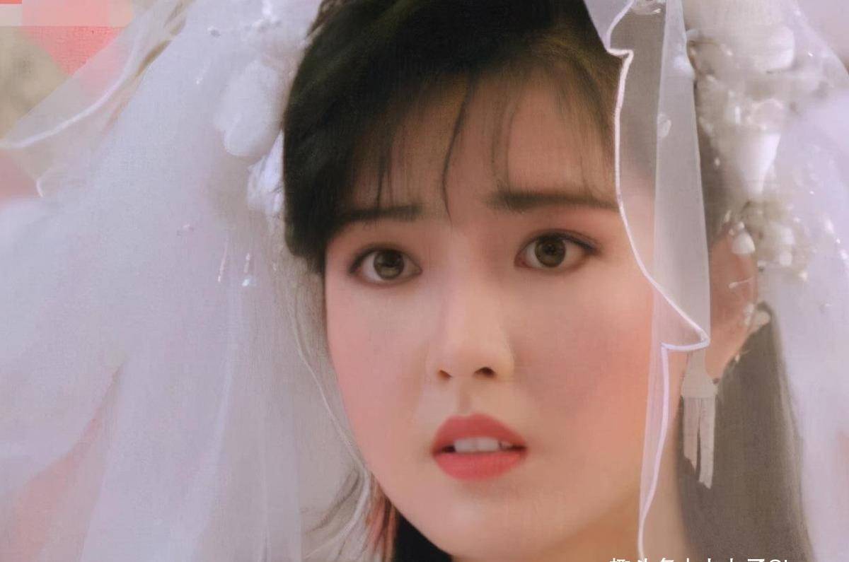 年轻时候的周慧敏被称为"玉女掌门人",长相特别古典的她可谓是楚楚动