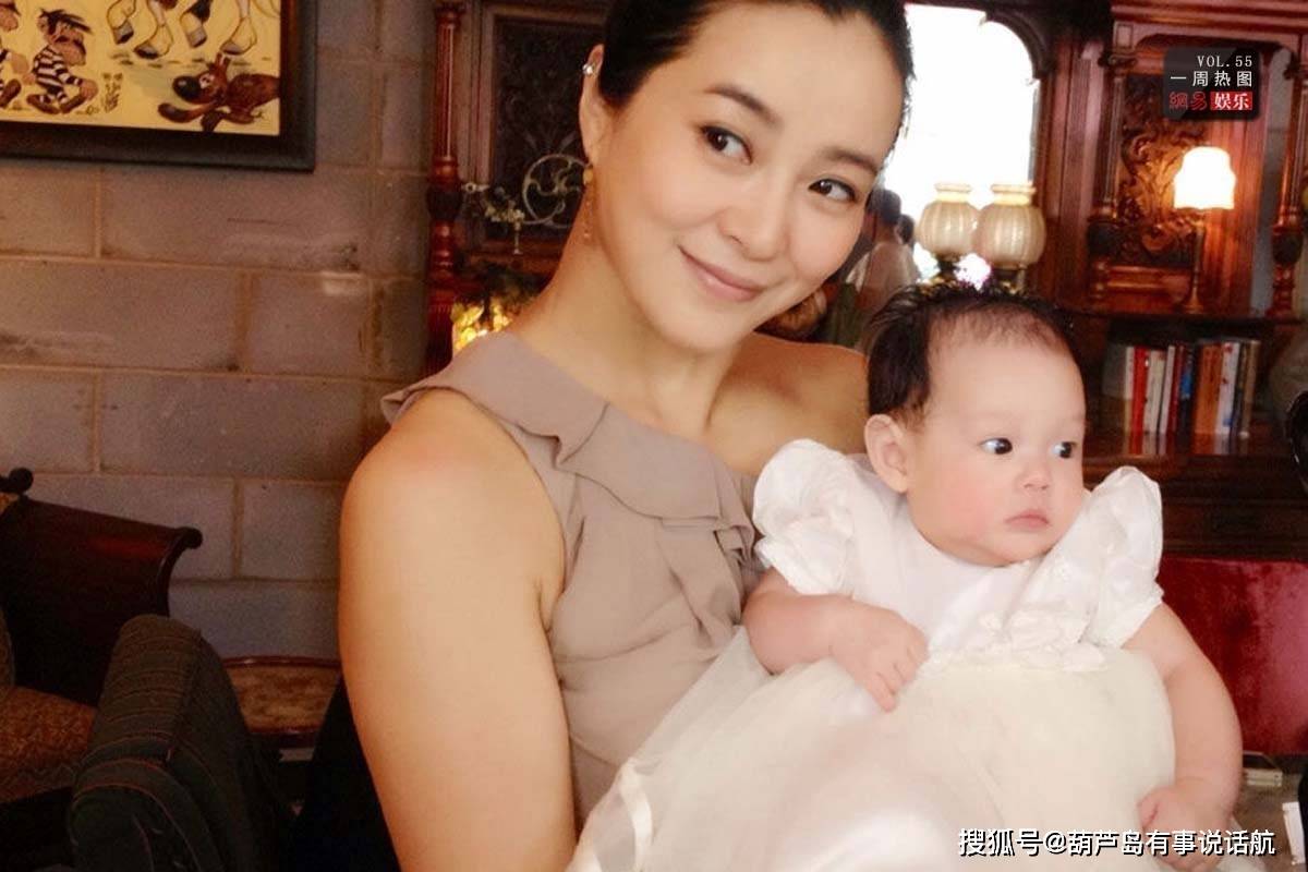 原创58岁罗嘉良全家照,老婆是女演员苏岩,女儿长发飘飘大眼睛迷人