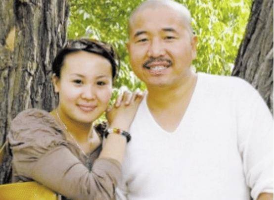 52岁"刘能"王小利当爷爷!抱着孙子激动落泪,妻子疑避嫌未到场