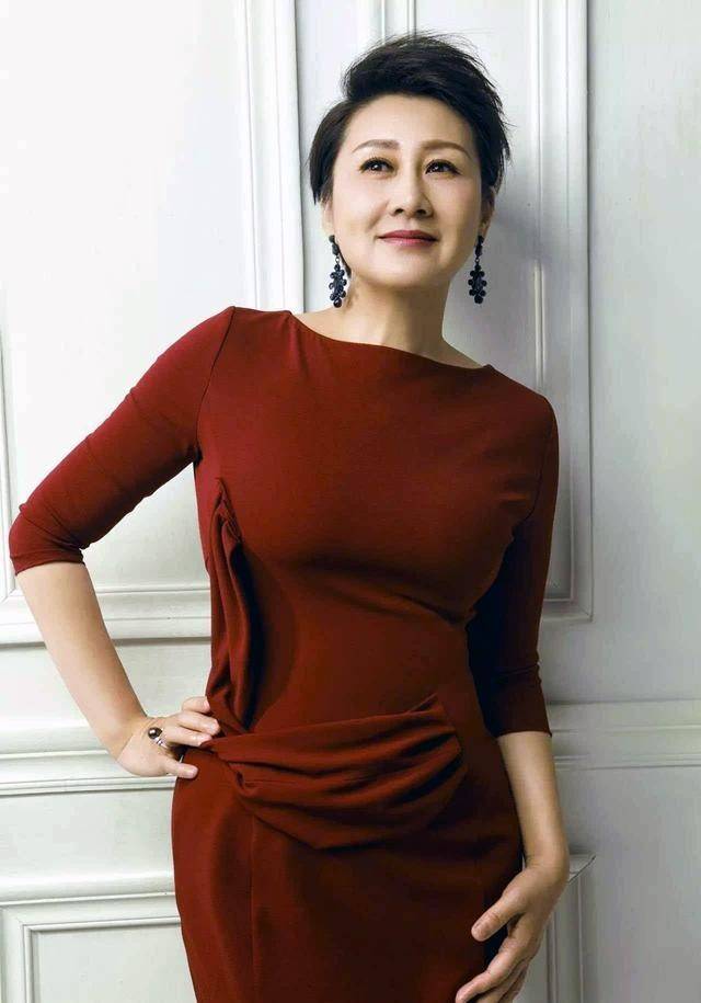 原创张凯丽晒近照耳环瞩目身后豪宅意外曝光陪老公创业现身家上亿