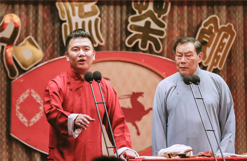 佟守本,朱永义,何德利等演员,在南市"燕乐升平"恢复茶馆相声演出,杨威
