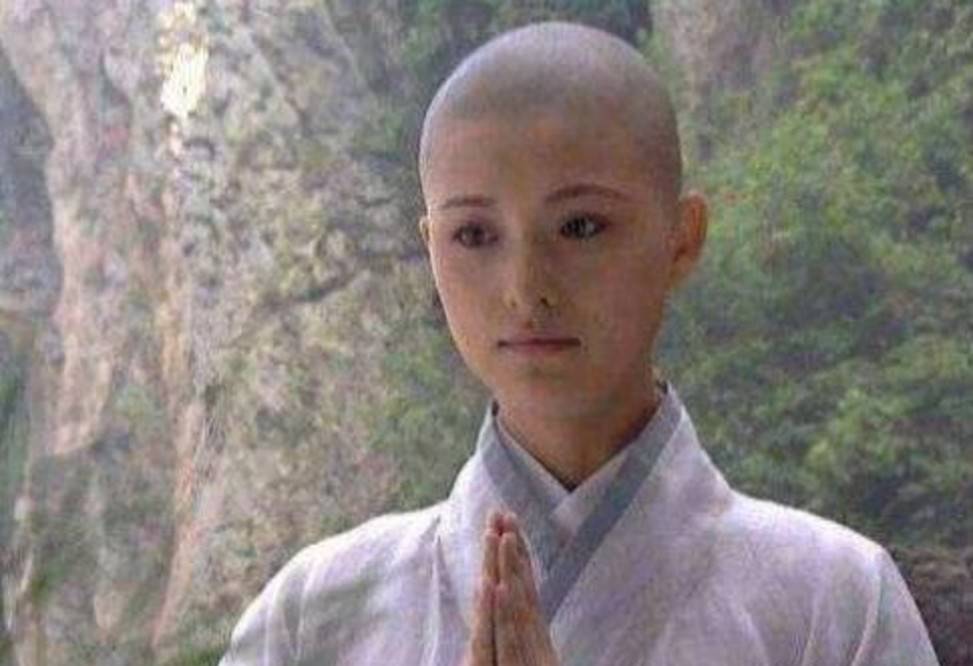 仪琳,的表演者陈丽峰,是一个光头男子.这就是奉献.