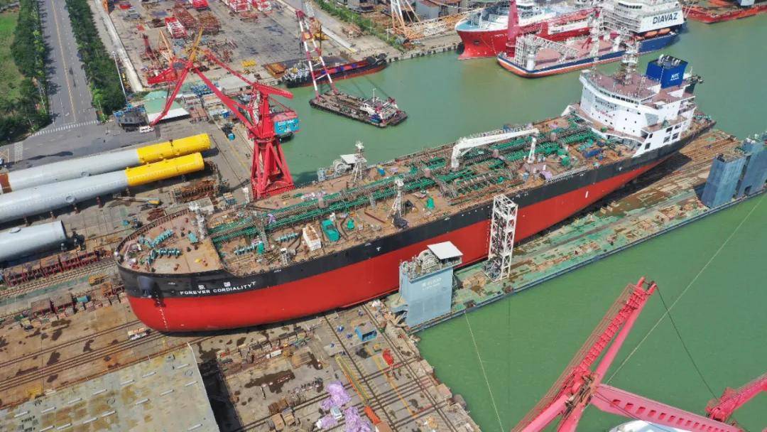 广船国际平地建造环段对接云交付497万吨成品油船1号船永诚号
