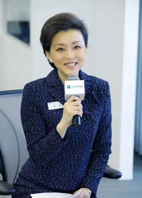怎么变这样了?52岁杨澜近照曝光,眼睛一大一小嘴巴变型很怪异?