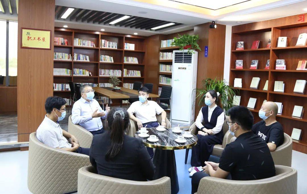 奖学金"颁奖仪式在邳州农商银行润和职工书屋举行,邳州团市委书记姬珩