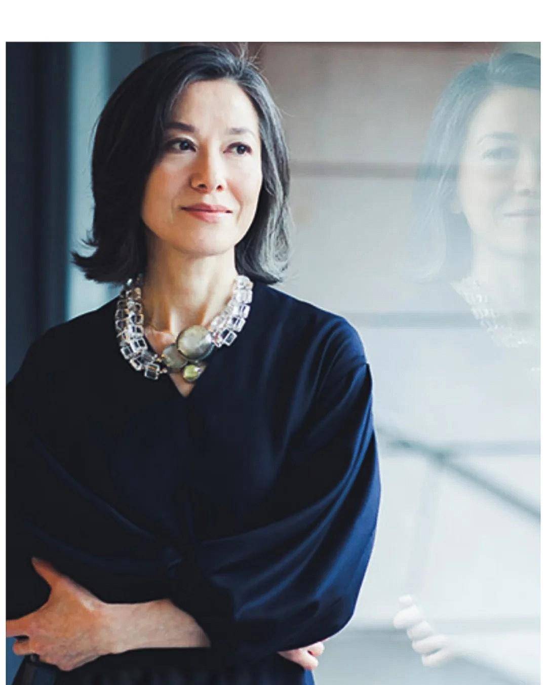 60岁左右的女人,过年别再烫"大妈卷"!四款减龄发型,更