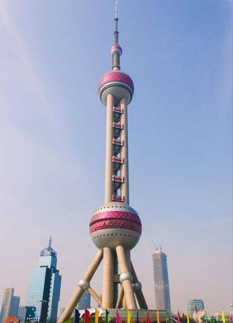 一提到上海的标志性建筑,东方明珠广播电视塔一定在其中.