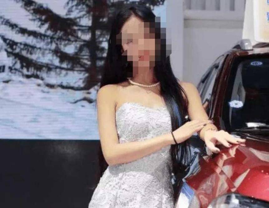 保时捷女销售在顾客面前表演,店主吐槽:摆明就是把自家店当舞台