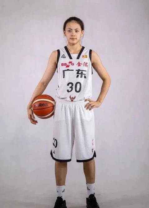 篮球妹子杨舒予,为奥运会剪短了头发,从妩媚动人,到英姿飒爽?