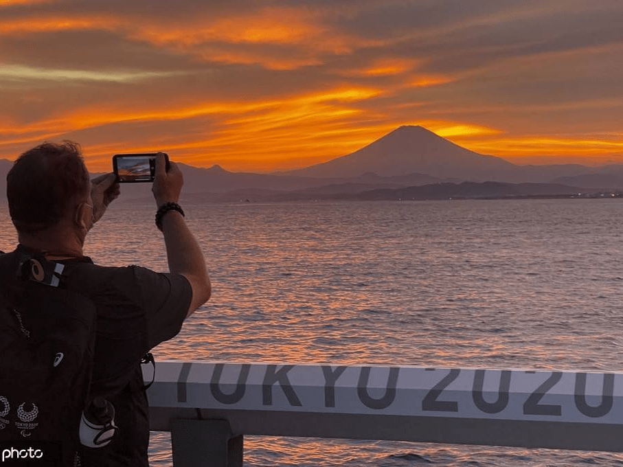 从日本江之岛眺望富士山夕阳 落日余晖晚霞醉人