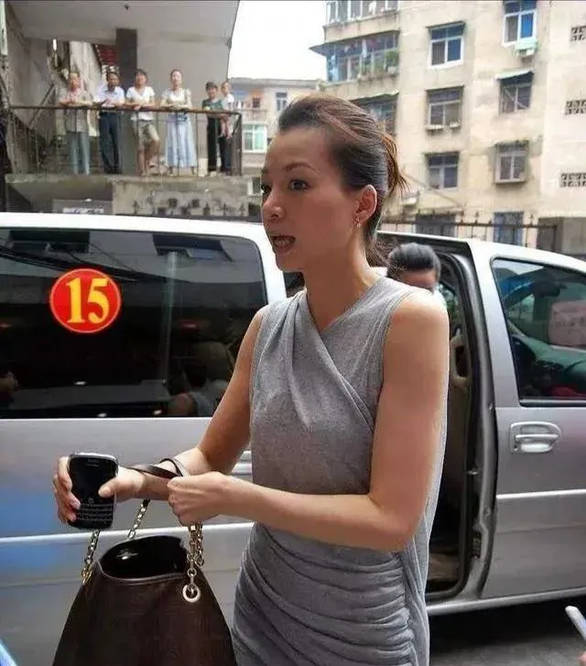 原创董卿近况在家相夫教子素颜朝天扎了丸子头朴实无华星味全无