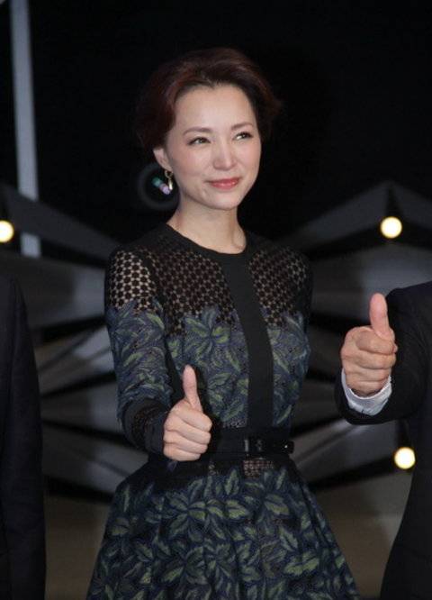 原创董卿近况在家相夫教子素颜朝天扎了丸子头朴实无华星味全无