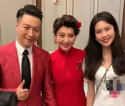 原创儿子大婚闫学晶含泪微笑看到全家福照片还能这样长见识了