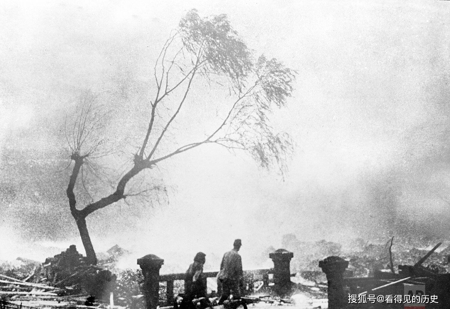 1945 年   月   日,长崎原子弹袭击的幸存者在火光冲天中走过废墟.
