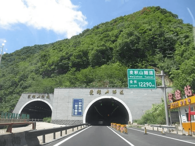 长达13公里的虹梯关隧道,是目前国内运营的高速公路中,除了秦岭隧道与