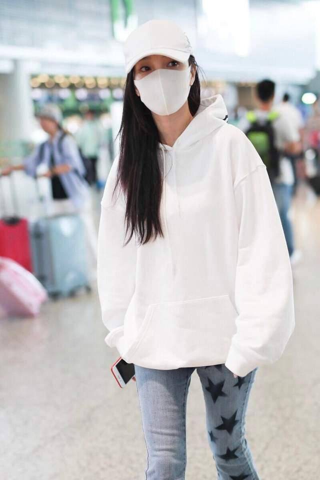 原创李小璐穿白色卫衣配牛仔裤就出门,简约反而更时髦
