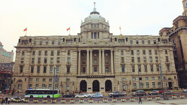 上海汇丰银行大楼木与石搭配出的艺术品