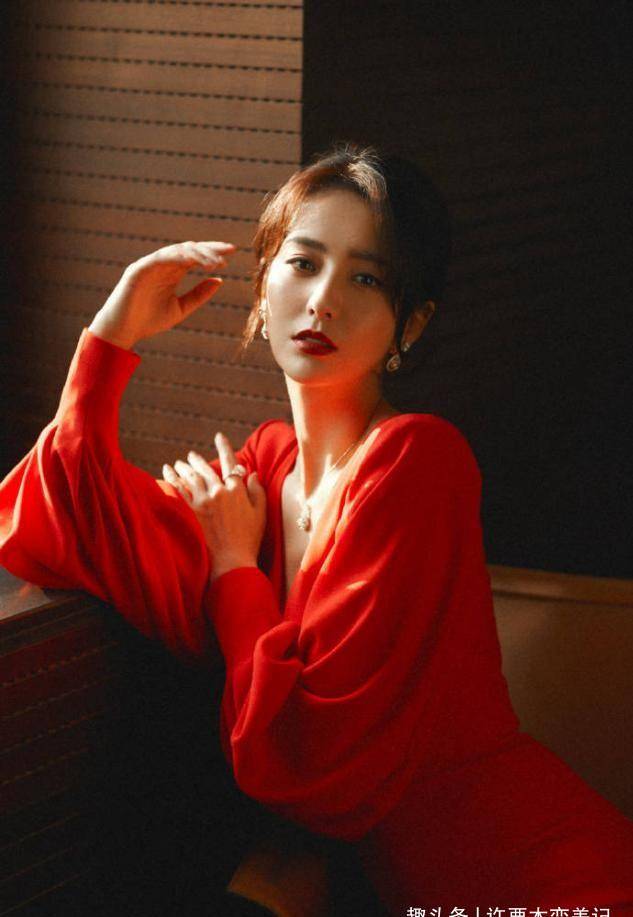 原创有种"优雅"叫佟丽娅,穿深v红裙笑容甜美,这气质有钱也装不来