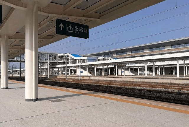 在目前规划中,六安到安庆铁路在潜山南站与安九高铁采用并站分场的