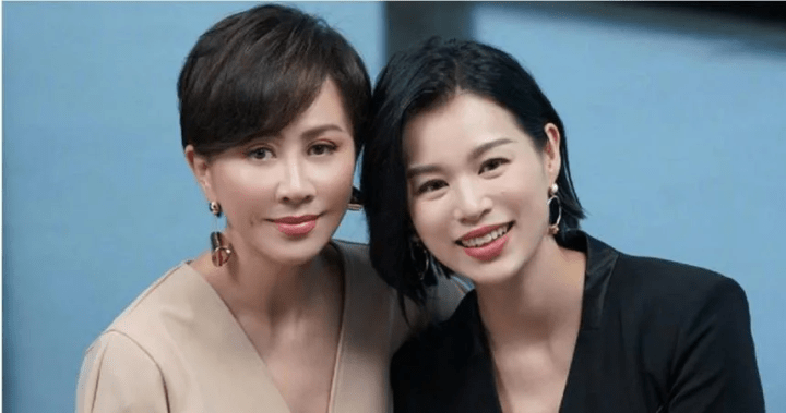 香港女星胡杏儿顶着香港小姐季军出道,早年演过电视剧《流金岁月》的