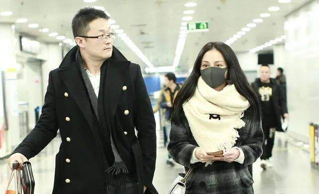姚笛老公深夜与美女约会两人手挽手亲密互动,网友:苍天饶过谁