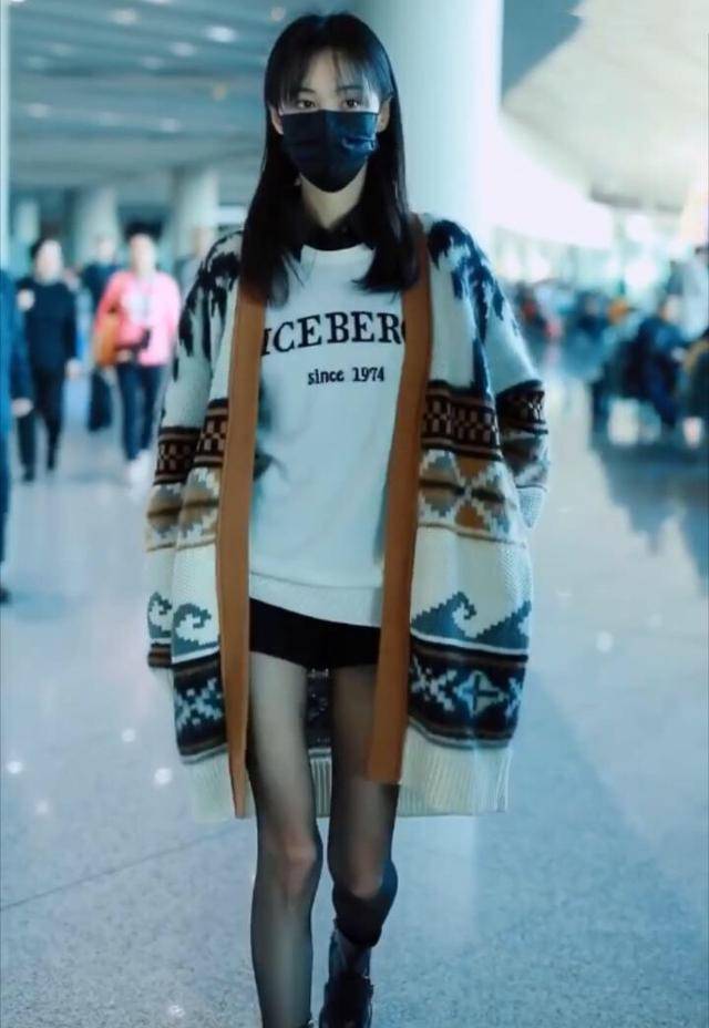 原创郑爽现身机场,穿短裤配透明袜走路优雅,腿长却没肉暴露真实腿型