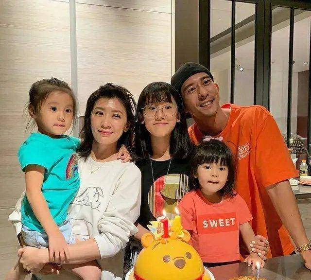 原创汪峰前妻康作如才是大美女!生活平静又时髦,女儿像公主一脸乖巧