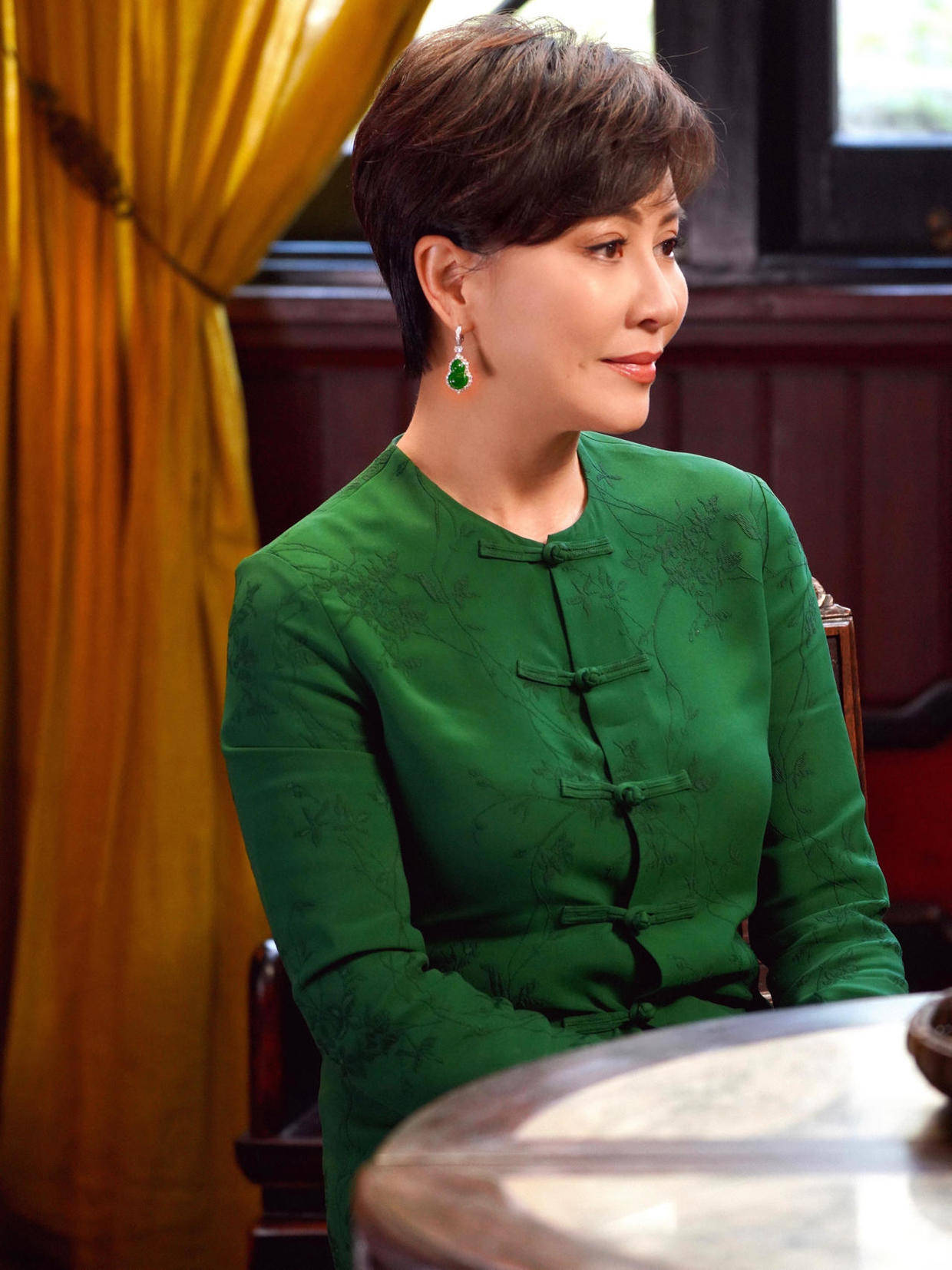原创刘嘉玲55岁了,短发配绿色的唐装套装亮相,尽显优雅女性的庄重
