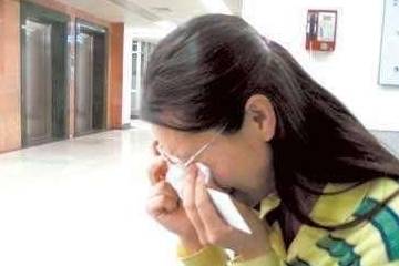 12岁女孩月经初潮,小腹疼痛不止,送医院检查,结果吓坏