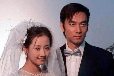 他曾靠第一任老婆走红,靠第二任老婆发家致富,现今50岁身家过亿