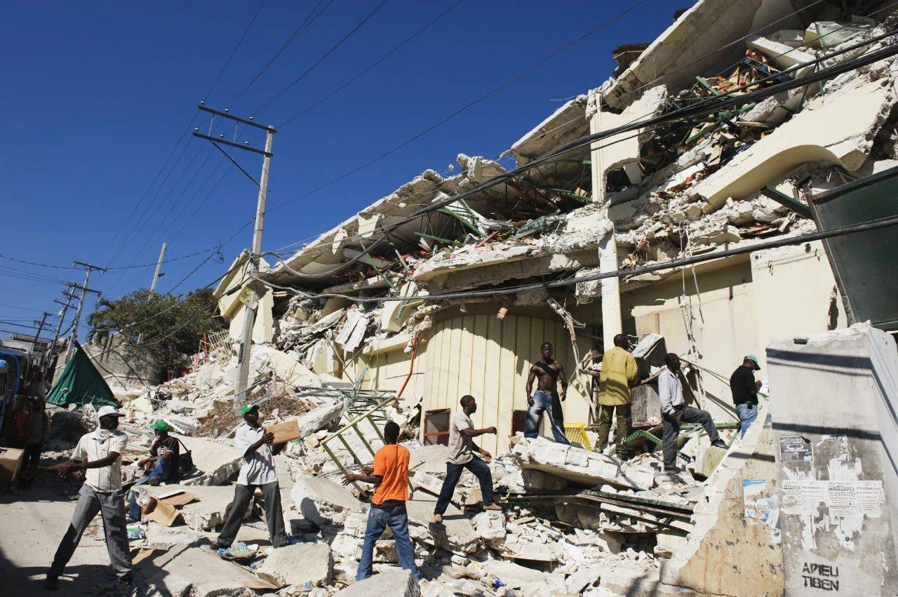 原创穷到吃土的海地,遭遇7.3级强震,1297人死亡,或可引发更大灾难