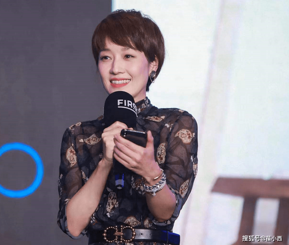 原创文章的前妻马伊琍又美了,一袭印花连衣裙高调亮相,美出国际范