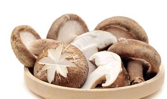 常吃香菇好处多,但干香菇和鲜香菇,到底哪个营养更高?