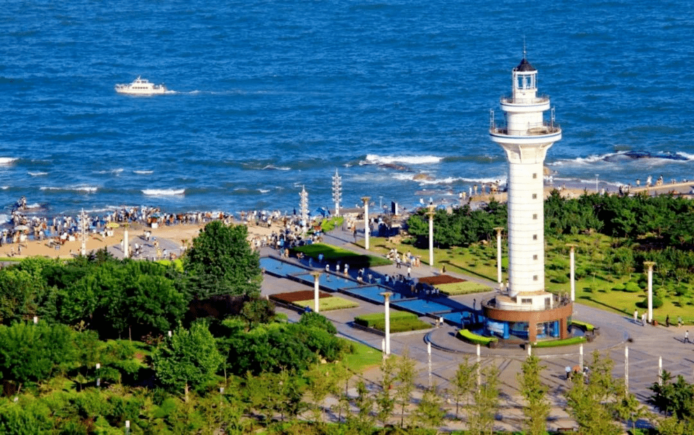 灯塔风景区位于日照海岸线以南,北面与万平口海滨风景区,世界帆船锦标