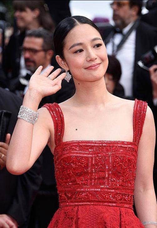 周韵的长相就很高级,微胖略显丰腴,红色吊带裙穿得美艳又高级